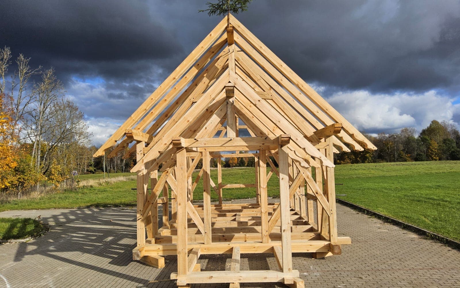 Kursuskonstruktion på en belagt plads under en mørk himmel